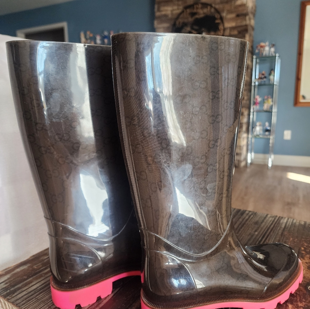 Authentic Gucci Women's Glossy Brown Boots with Pink Soles - Picture 7 of 13